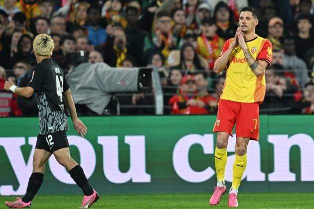 240215 RC Lens vs SC Freiburg Florian Sotoca (7) of RC Lens reacts during the Uefa Europa League play-off -first leg game in the 2023-2024 season between Racing Club de Lens and SC Freiburg on February 15 , 2024 in Lens, France. (Photo by David Catry Isosport) LENS FRANCE  Copyright: xx 438650