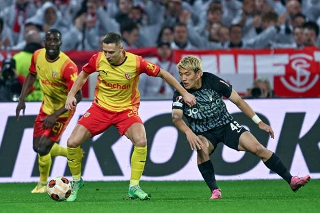 240215 RC Lens vs SC Freiburg Przemyslaw Frankowski (29) of RC Lens fighting for the ball with Ritsu Doan (42) of Freiburg during the Uefa Europa League play-off -first leg game in the 2023-2024 season between Racing Club de Lens and SC Freiburg on February 15 , 2024 in Lens, France. (Photo by David Catry Isosport) LENS FRANCE  Copyright: xx 438653