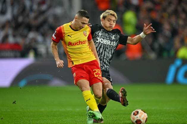 240215 RC Lens vs SC Freiburg Przemyslaw Frankowski (29) of RC Lens fighting for the ball with Ritsu Doan (42) of Freiburg during the Uefa Europa League play-off -first leg game in the 2023-2024 season between Racing Club de Lens and SC Freiburg on February 15 , 2024 in Lens, France. (Photo by David Catry Isosport) LENS FRANCE  Copyright: xx 438655