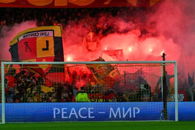 240215 RC Lens vs SC Freiburg fans and supporters of Lens using pyrotechnical flares and fireworks pictured during the Uefa Europa League play-off -first leg game in the 2023-2024 season between Racing Club de Lens and SC Freiburg on February 15 , 2024 in Lens, France. (Photo by David Catry Isosport) LENS FRANCE  Copyright: xx 438658