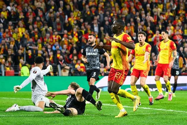 Massadio HAIDARA ( 21 - Lens ) and Noah Atubolu ( 1 - Fribourg ) during the UEFA Europa League match between Racing Club Lens and SC Freiburg at Stade Felix Bollaert on February 15, 2024 in Lens, France. ( Photo by federico pestellini panoramic ) - FOOTBALL : Lens vs Fribourg - Europa League - 15 02 2024 FedericoPestellini Panoramic 