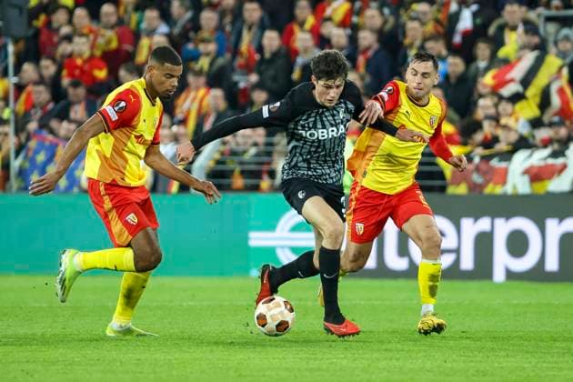 Andy Diouf RC Lens, 18 , Merlin Roehl SC Freiburg, 34 and Ruben Aguilar RC Lens, 02 in running duel , Football, UEFA Europa League, Play off 1 match, 2023 2024, RC Lens vs SC Freiburg, 15 02 2024, Stade Bollaert Delelis, Lens, France Lens Stade Bollaert Delelis Pas de Calais France Copyright: xGrantxHubbsx