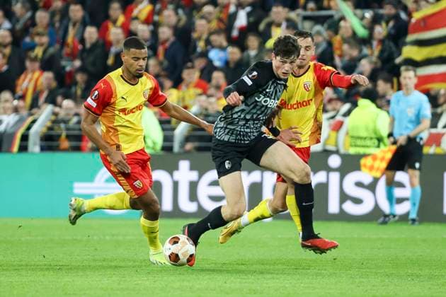 Andy Diouf RC Lens, 18 , Merlin Roehl SC Freiburg, 34 and Ruben Aguilar RC Lens, 02 in running duel , Football, UEFA Europa League, Play off 1 match, 2023 2024, RC Lens vs SC Freiburg, 15 02 2024, Stade Bollaert Delelis, Lens, France Lens Stade Bollaert Delelis Pas de Calais France Copyright: xGrantxHubbsx