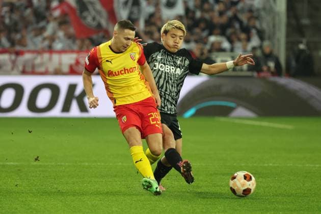 Przemyslaw FRANKOWSKI (RC Lens) et Ritsu DOAN (SC Freiburg) lors du match de l UEFA Europa League entre le RC Lens et SC Fribourg, stade Bollaert-Delelis, le 15 fÃ vrier 2024 FOOTBALL : RC LENS vs SC FREIBURG - UEFA EUROPA LEAGUE - 15 02 2024 LaurentSanson Panoramic 
