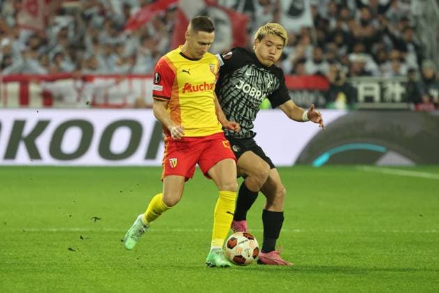 Przemyslaw FRANKOWSKI (RC Lens) et Ritsu DOAN (SC Freiburg) lors du match de l UEFA Europa League entre le RC Lens et SC Fribourg, stade Bollaert-Delelis, le 15 fÃ vrier 2024 FOOTBALL : RC LENS vs SC FREIBURG - UEFA EUROPA LEAGUE - 15 02 2024 LaurentSanson Panoramic 