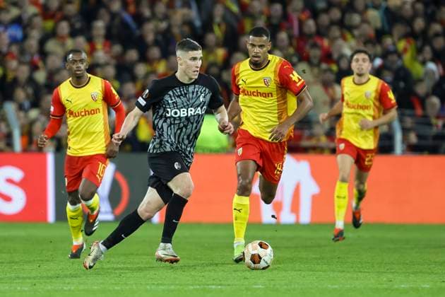 Roland Sallai SC Freiburg, 22 and Andy Diouf RC Lens, 18 in running duel , Soccer, UEFA Europa League, Play off 1 match, 2023 2024, RC Lens vs SC Freiburg, 15 02 2024, Stade Bollaert Delelis, Lens, France Lens Stade Bollaert Delelis Pas de Calais France Copyright: xGrantxHubbsx