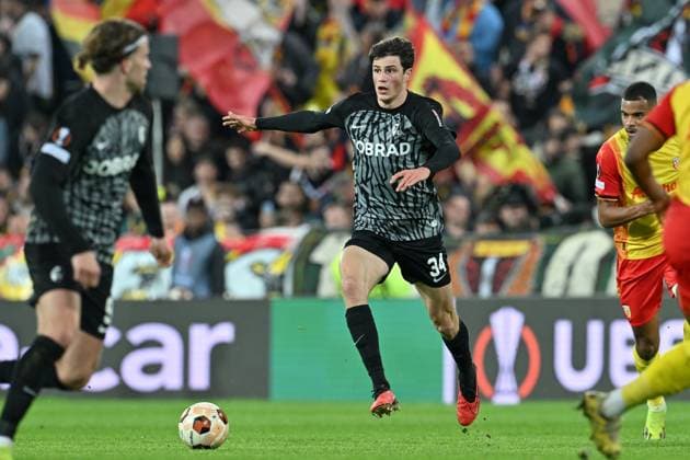 240215 RC Lens vs SC Freiburg Merlin Röhl (34) of Freiburg pictured in action during the Uefa Europa League play-off -first leg game in the 2023-2024 season between Racing Club de Lens and SC Freiburg on February 15 , 2024 in Lens, France. (Photo by David Catry Isosport) LENS FRANCE  Copyright: xx 438672