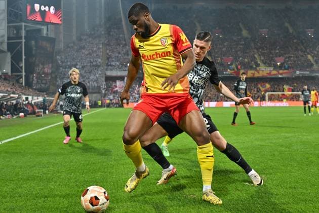 240215 RC Lens vs SC Freiburg Roland Sallai (22) of Freiburg defending on Kevin Danso (4) of RC Lens during the Uefa Europa League play-off -first leg game in the 2023-2024 season between Racing Club de Lens and SC Freiburg on February 15 , 2024 in Lens, France. (Photo by David Catry Isosport) LENS FRANCE  Copyright: xx 438679