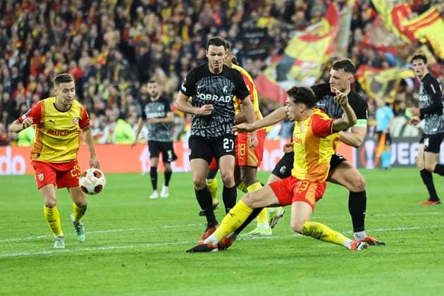 Nicolas Hoefler SC Freiburg, 27 , Neil El Aynaoui RC Lens, 23 and Maximilian Eggestein SC Freiburg, 08 fighting for the ball , Football, UEFA Europa League, Play off 1 match, 2023 2024, RC Lens vs SC Freiburg, 15 02 2024, Stade Bollaert Delelis, Lens, France Lens Stade Bollaert Delelis Pas de Calais France Copyright: xGrantxHubbsx