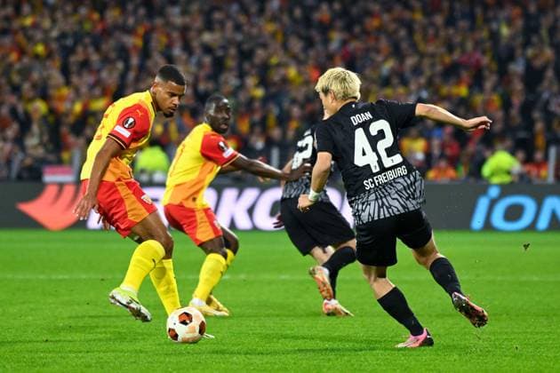Ritsu Doan ( 42 - Fribourg ) and Andy DIOUF ( 18 - Lens ) during the UEFA Europa League match between Racing Club Lens and SC Freiburg at Stade Felix Bollaert on February 15, 2024 in Lens, France. ( Photo by federico pestellini panoramic ) - FOOTBALL : Lens vs Fribourg - Europa League - 15 02 2024 FedericoPestellini Panoramic 