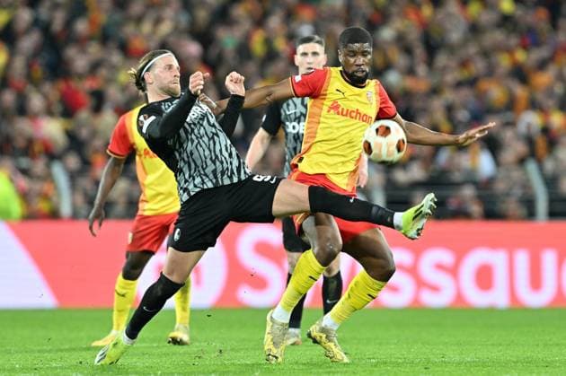 240215 RC Lens vs SC Freiburg Lucas Höler (9) of Freiburg fighting for the ball with Kevin Danso (4) of RC Lens during the Uefa Europa League play-off -first leg game in the 2023-2024 season between Racing Club de Lens and SC Freiburg on February 15 , 2024 in Lens, France. (Photo by David Catry Isosport) LENS FRANCE  Copyright: xx 438883