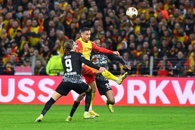 PRZEMYSLAW FRANKOWSKI ( 29 - Lens ) and Lucas Holer ( 9 - Fribourg ) during the UEFA Europa League match between Racing Club Lens and SC Freiburg at Stade Felix Bollaert on February 15, 2024 in Lens, France. ( Photo by federico pestellini panoramic ) - FOOTBALL : Lens vs Fribourg - Europa League - 15 02 2024 FedericoPestellini Panoramic 
