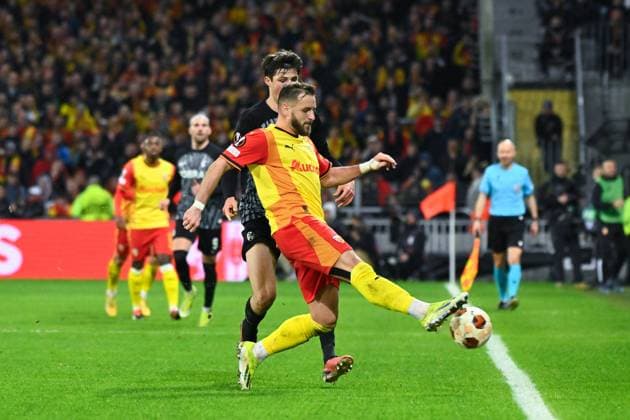 Jonathan GRADIT ( 24 - Lens ) and Merlin Rohl ( 34 - Fribourg ) during the UEFA Europa League match between Racing Club Lens and SC Freiburg at Stade Felix Bollaert on February 15, 2024 in Lens, France. ( Photo by federico pestellini panoramic ) - FOOTBALL : Lens vs Fribourg - Europa League - 15 02 2024 FedericoPestellini Panoramic 