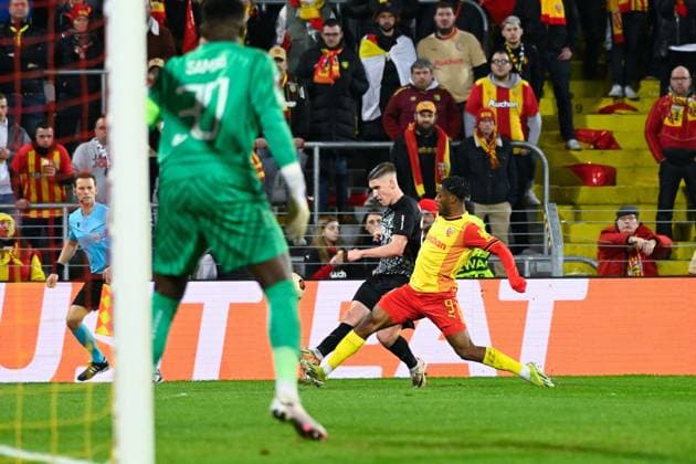 Roland Sallai ( 22 - Fribourg ) and E Wahi ( 9 - Lens ) during the UEFA Europa League match between Racing Club Lens and SC Freiburg at Stade Felix Bollaert on February 15, 2024 in Lens, France. ( Photo by federico pestellini panoramic ) - FOOTBALL : Lens vs Fribourg - Europa League - 15 02 2024 FedericoPestellini Panoramic 
