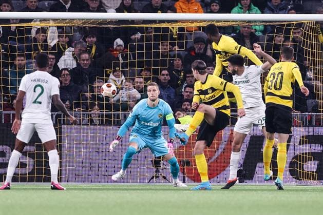 BERN, SWITZERLAND FEBRUARY 15 Goncalo Inacio of Sporting CP R scores his goal during the UEFA Europa League 2023 24 round of 16 first leg match between BSC Young Boys and Sporting CP at Stadion Wankdorf on February 15, 2024 in Bern, Switzerland Copyright: xJustPictures.ch LuigixRizzox jp-en-EuSpIm-AN0I8863-20240111