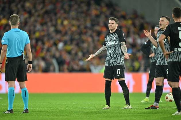 240215 RC Lens vs SC Freiburg Lukas Kübler (17) of Freiburg reacts during the Uefa Europa League play-off -first leg game in the 2023-2024 season between Racing Club de Lens and SC Freiburg on February 15 , 2024 in Lens, France. (Photo by David Catry Isosport) LENS FRANCE  Copyright: xx 438908