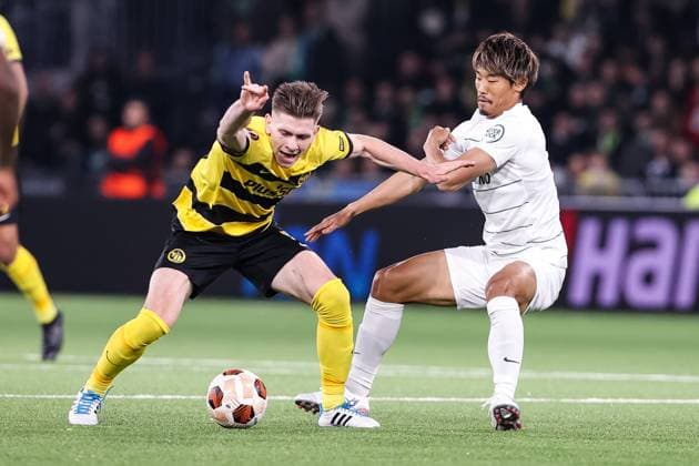BERN, SWITZERLAND FEBRUARY 15 Lukasz Lakomy of BSC Young Boys L against Hidemasa Morita of Sporting CP R during the UEFA Europa League 2023 24 round of 16 first leg match between BSC Young Boys and Sporting CP at Stadion Wankdorf on February 15, 2024 in Bern, Switzerland Bern Stadion Wankdorf Bern Switzerland Copyright: xJustPictures.ch LuigixRizzox jp-en-EuSpIm-AN0I8882-20240112