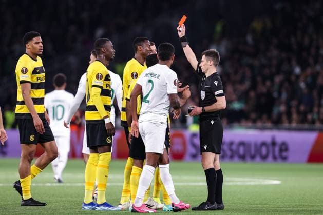BERN, SWITZERLAND FEBRUARY 15 referee Benoit Bastien shows a red card for Mohamed Ali Camara of Young Boys during the UEFA Europa League 2023 24 round of 16 first leg match between BSC Young Boys and Sporting CP at Stadion Wankdorf on February 15, 2024 in Bern, Switzerland Bern Stadion Wankdorf Bern Switzerland Copyright: xJustPictures.ch LuigixRizzox jp-en-EuSpIm-AN0I8908-20240112