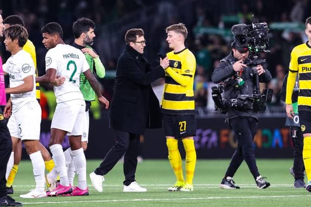 BERN, SWITZERLAND FEBRUARY 15 manager Raphael Wicky of BSC Young Boys L with Sandro Lauper of BSC Young Boys R during the UEFA Europa League 2023 24 round of 16 first leg match between BSC Young Boys and Sporting CP at Stadion Wankdorf on February 15, 2024 in Bern, Switzerland Bern Stadion Wankdorf Bern Switzerland Copyright: xJustPictures.ch LuigixRizzox jp-en-EuSpIm-AN0I8917-20240112