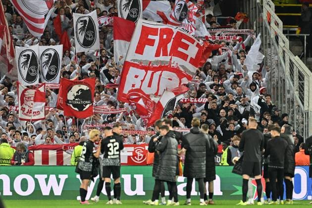 240215 RC Lens vs SC Freiburg players of Freiburg thanking their fans and supporters after the Uefa Europa League play-off -first leg game in the 2023-2024 season between Racing Club de Lens and SC Freiburg on February 15 , 2024 in Lens, France. (Photo by David Catry Isosport) LENS FRANCE  Copyright: xx 438929