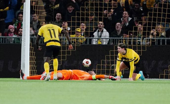 Anton Geisser 15 02 2024 Stadion Wankdorf Football Men Season 2023 2024 Europa League BSC Young Boys Sporting Clube de Portugal Picture Antonio Adan Goalkeeper Sporting Lisbon on the ground Ebrima Colley and Cedric Itten YB action