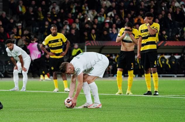 Anton Geisser 15 02 2024 Stadion Wankdorf Football Men Season 2023 2024 Europa League BSC Young Boys Sporting Clube de Portugal Picture Viktor Gyoerkeres Sporting Lisbon puts the ball on the penalty spot At the back two frustrated Bernese action Single image