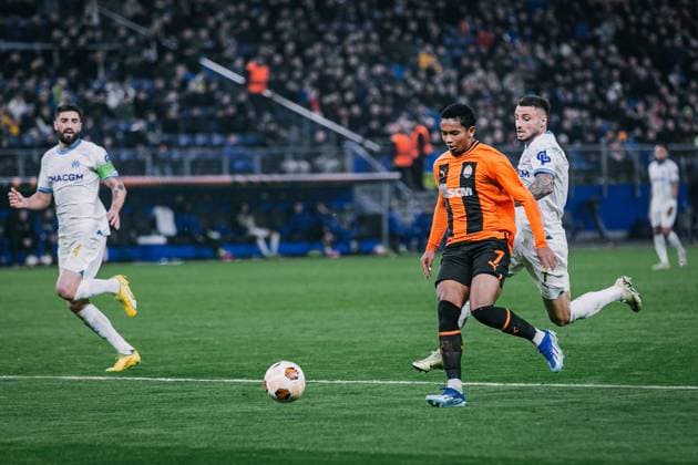 Soccer I Men I UEFA Europa League I Intermediate round I FC Shakhtar Donetsk Olympique Marseille I 15 02 2024 Jonathan Clauss 7, Olympique Marseille try to stop Eguinaldo 7, Shakhtar Donetsk Hamburg Volksparkstadion Hamburg Germany Copyright: xLobecax xHenningxRohlfsx