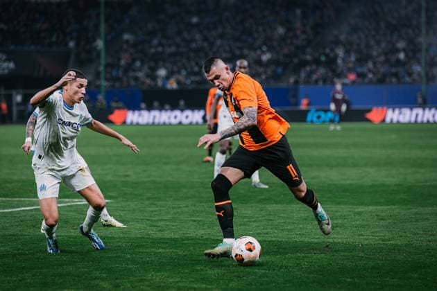 Soccer I Men I UEFA Europa League I Intermediate round I FC Shakhtar Donetsk Olympique Marseille I 15 02 2024 Amine Harit 11, Olympique Marseille vs Oleksandr Zubkov 11, Shakhtar Donetsk in a duel Hamburg Volksparkstadion Hamburg Germany Copyright: xLobecax xHenningxRohlfsx