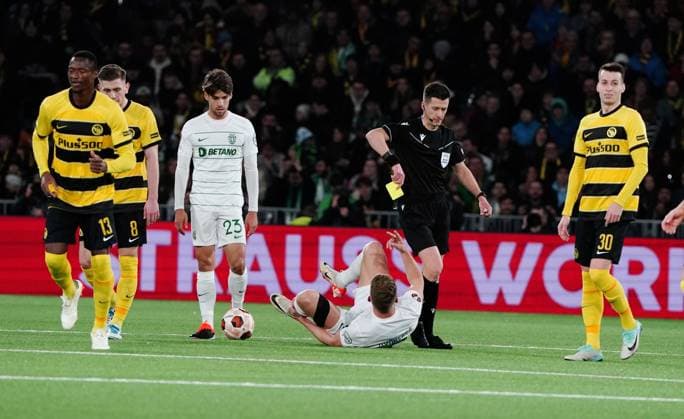 Anton Geisser 15 02 2024 Stadion Wankdorf Soccer Men Season 2023 2024 Europa League BSC Young Boys Sporting Clube de Portugal Picture Referee Benoit Bastien FRA shows Viktor Gyoekeres Sporting Lisbon Yellow Action Single Image