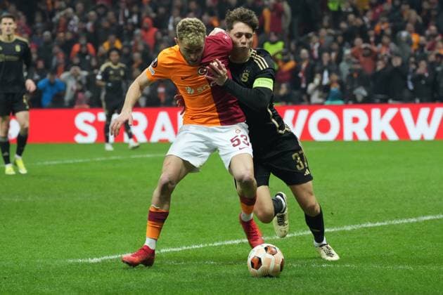 Baris Alper Yilmaz (53) of Galatasaray and Ladislav Krejci (37) of Sparta Praha during the UEFA Europa League 2023 24 round of 16 first leg match between Galatasaray A.S. and AC Sparta Praha at Ali Sami Yen Arena on February 15, 2024 in Istanbul, Turkey. Istanbul Turkey Copyright: xSeskimPhotox Gsaray-SpartaPraha-15224 (27)