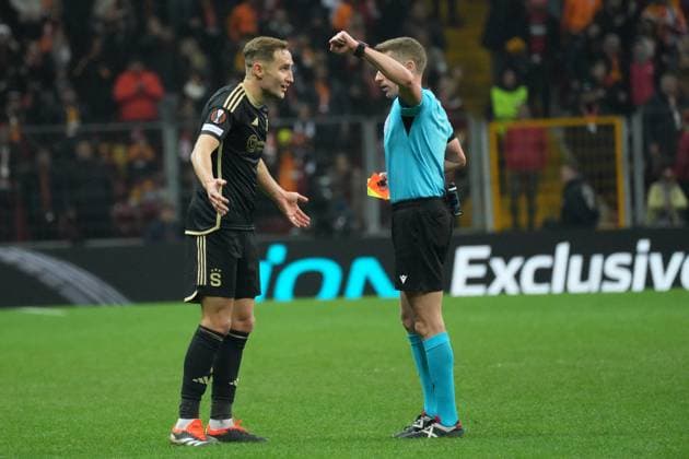 Referee Alejandro Jose Hernandez show red card to Matej Rynes of Sparta Praha during the UEFA Europa League 2023 24 round of 16 first leg match between Galatasaray A.S. and AC Sparta Praha at Ali Sami Yen Arena on February 15, 2024 in Istanbul, Turkey. Istanbul Turkey Copyright: xSeskimPhotox Gsaray-SpartaPraha-15224 (62)