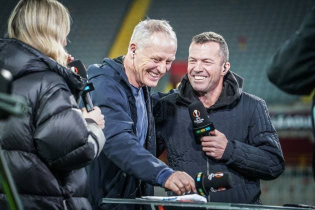 Fußball: UEFA Europa League 2023 2024, k.-o.-Runden-Play-offs, RC Lens - SC Freiburg, Stadion Bollaert-Delelis (Lens): TV Fussball-Experte Lothar Matthäus mit Freiburgs Trainer Christian Streich Lens Bollaert-Delelis Stadium Frankreich *** Soccer UEFA Europa League 2023 2024, knockout rounds play offs, RC Lens SC Freiburg, Bollaert Delelis Stadium Lens TV football expert Lothar Matthäus with Freiburg coach Christian Streich Lens Bollaert Delelis Stadium France Copyright: xJoeranxSteinsiekx
