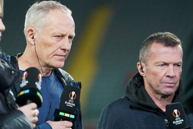 Soccer UEFA Europa League 2023 2024, knockout rounds play offs, RC Lens SC Freiburg, Bollaert Delelis Stadium Lens TV football expert Lothar Matthäus with Freiburg coach Christian Streich Lens Bollaert Delelis Stadium France Copyright: xJoeranxSteinsiekx