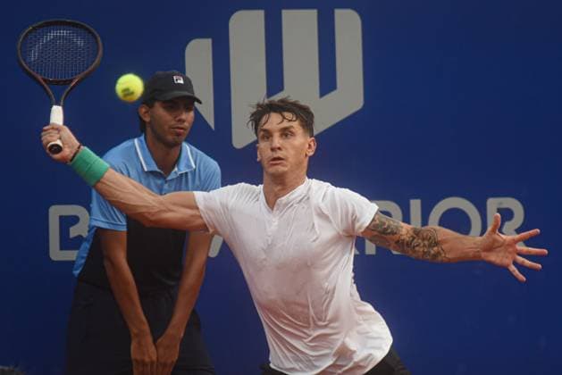 Argentina Open ATP, Tennis Herren 250 - Day 3 Camilo Ugo Carabelli is playing against Carlos Alcaraz during a singles tennis match at the Argentina Open, at the Guillermo Vilas Stadium, in Buenos Aires, Argentina, on February 15, 2024. Buenos Aires Argentina  Copyright: xGabrielxSotelox originalFilename:sotelo-notitle240215_npKu1.jpg