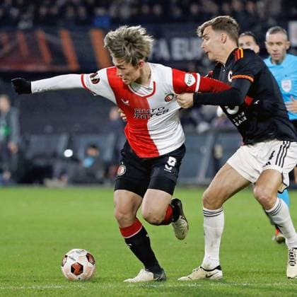 Football: Europa League playoffs Feyenoord s Ayase Ueda (L) tries to keep the ball during a football match against Roma in the playoff round of the Europa League on Feb. 15, 2024, in Rotterdam.  A14AA0002471221P