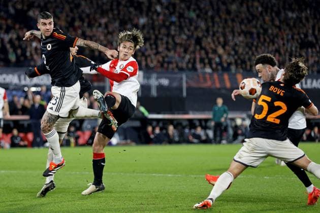 Football: Europa League playoffs Feyenoord s Ayase Ueda (3rd from R) plays in a football match against Roma in the playoff round of the Europa League on Feb. 15, 2024, in Rotterdam.  A14AA0002471250P