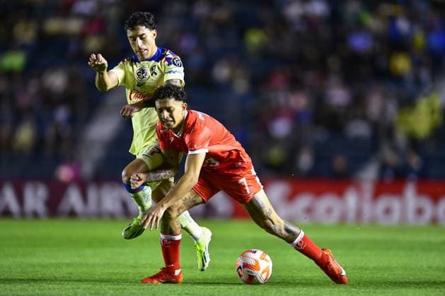 RECORD DATE NOT STATED Concacaf Champions Cup 2024 America (MEX) vs Real Esteli (NCA) Alejandro Zendejas (L) of America fights for the ball with Byron Bonilla (R) of Real Esteli during the round one second leg match between America and Real Esteli as part of the CONCACAF Champions Cup 2024 at Ciudad de los Deportes Stadium on February 14, 2024 in Mexico City, Mexico. CIUDAD DE MEXICO CDMX MEXICO  Copyright: xAdrianxMaciasx 20240214222713_CCC_2024_AME_RES_BONILLA173