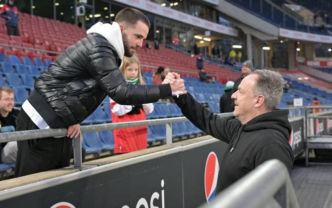 16 02 2024 Soccer Season 2023 2024 2 Soccer Bundesliga 22 Matchday Hannover 96 H96 SpVgg Greuther Fürth Kleeblatt Sportfoto Zink xwoxzix DFL regulations prohibit any use of photographs as image sequences and or quasi video only for editorial use Niko Gießelmann Giesselmann 17, SpVgg Greuther Fürth Alexander Zorniger Trainer SpVgg Greuther Fürth before the start of the match