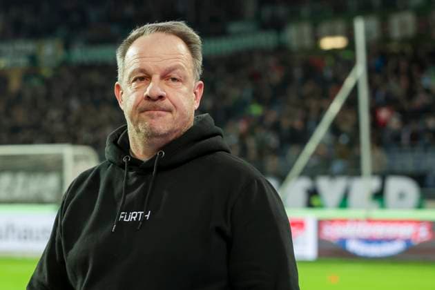 Coach Alexander Zorniger SpVgg Greuther Fuerth watches, 2 Bundesliga, Hannover 96 vs SpVgg Greuther Fuerth, HDI Arena, 16 02 2024, Hannover, Germany