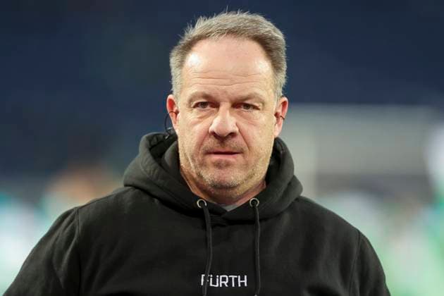Coach Alexander Zorniger SpVgg Greuther Fuerth watches, 2 Bundesliga, Hannover 96 vs SpVgg Greuther Fuerth, HDI Arena, 16 02 2024, Hannover, Germany