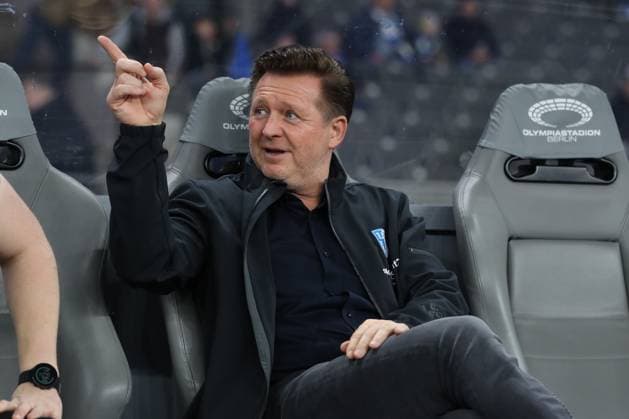 16 02 2024, xtgx, Fußball 2 Bundesliga, Hertha BSC Berlin 1 FC Magdeburg emspor, v l Christian Titz Magdeburg, Trainer gibt Anweisungen, gestikuliert mit den Armen, gesticulate, gives instructions DFL DFB REGULATIONS PROHIBIT ANY USE OF PHOTOGRAPHS as IMAGE SEQUENCES and or QUASI VIDEO Berlin