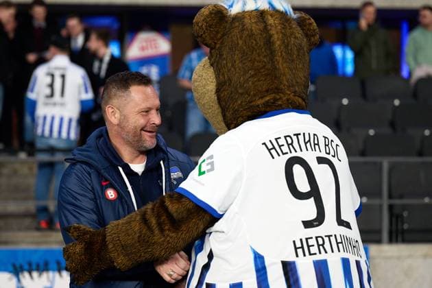 Pal Dardai Hertha BSC, Coach , greets mascot Herthinio, GER, Hertha BSC vs 1 FC Magdeburg, Soccer Men, 2 Bundesliga, Season 2023 2024, 22 Matchday, 16 02 2024 DFL REGULATIONS PROHIBIT ANY USE OF PHOTOGRAPHS AS IMAGE SEQUENCES AND OR QUASI VIDEO GER, Hertha BSC vs 1 FC Magdeburg, Soccer Men, 2 Bundesliga, Season 2023 2024, 22 Matchday, 16 02 2024 Berlin Copyright: xEibner-Pressefotox xClaudiusxRaux EP_CRH