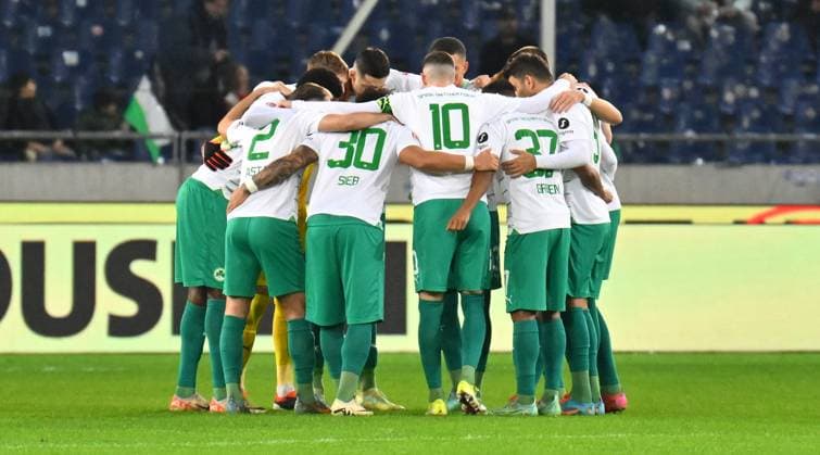 16 02 2024 Soccer Season 2023 2024 2 Soccer Bundesliga 22 Matchday Hannover 96 H96 SpVgg Greuther Fürth Kleeblatt Sportfoto Zink xwoxzix DFL regulations prohibit any use of photographs as image sequences and or quasi video only for editorial use Teamkreis Mannschaft Team Fürth