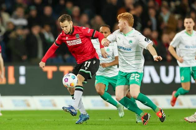 Louis Schaub Hannover 96 and Robert Wagner SpVgg Greuther Fuerth fight for the ball, 2 Bundesliga, Hannover 96 vs SpVgg Greuther Fuerth, HDI Arena, 16 02 2024, Hannover, Germany