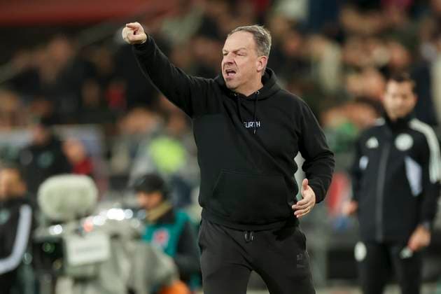 Coach Alexander Zorniger SpVgg Greuther Fuerth gestures, 2 Bundesliga, Hannover 96 vs SpVgg Greuther Fuerth, HDI Arena, 16 02 2024, Hannover, Germany