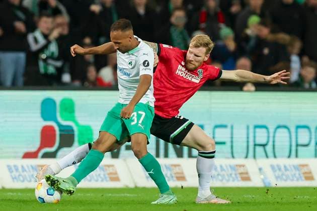 Julian Green SpVgg Greuther Fuerth and Andreas Voglsammer Hannover 96 fight for the ball, 2 Bundesliga, Hannover 96 vs SpVgg Greuther Fuerth, HDI Arena, 16 02 2024, Hannover, Germany