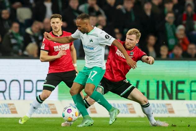 Julian Green SpVgg Greuther Fuerth and Andreas Voglsammer Hannover 96 fight for the ball, 2 Bundesliga, Hannover 96 vs SpVgg Greuther Fuerth, HDI Arena, 16 02 2024, Hannover, Germany