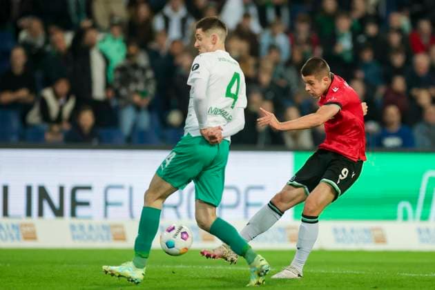 Damian Michalski SpVgg Greuther Fuerth and Nicolo Tresoldi Hannover 96 fight for the ball, 2 Bundesliga, Hannover 96 vs SpVgg Greuther Fuerth, HDI Arena, 16 02 2024, Hannover, Germany