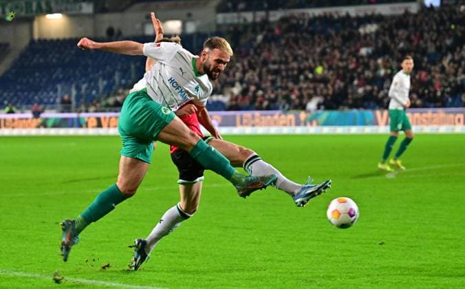 16 02 2024 Soccer Season 2023 2024 2 Soccer Bundesliga 22 Matchday Hannover 96 H96 SpVgg Greuther Fürth Kleeblatt Sportfoto Zink xwoxzix DFL regulations prohibit any use of photographs as image sequences and or quasi video only for editorial use Simon Asta 2, SpVgg Greuther Fürth vor Jannik Dehm 20, Hannover 96 H96
