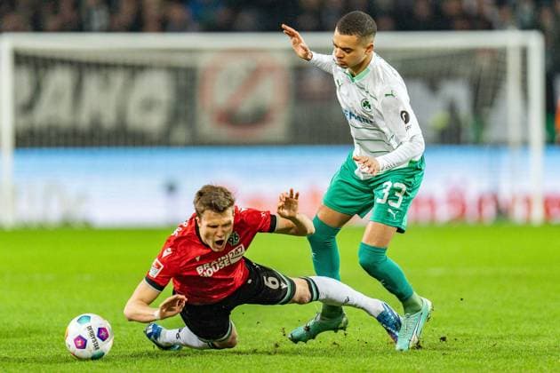 Fabian Kunze Hannover 96, 6 Maximilian Dietz Greuter Fuerth, 33 Hannover 96 vs Greuther Fuerth, Soccer, 2 Bundesliga, 22 Matchday, 16 02 2024 DFL REGULATIONS PROHIBIT ANY OUSE OF PHOTOGRAPHS AS IMAGE SEQUENCES AND OR QUASI VIDEO Hannover 96 vs Greuther Fuerth, Soccer, 2 Bundesliga, 22 Matchday, 16 02 2024 Hannover Copyright: xEibner-Pressefoto BahhoxKarax EP_HAN